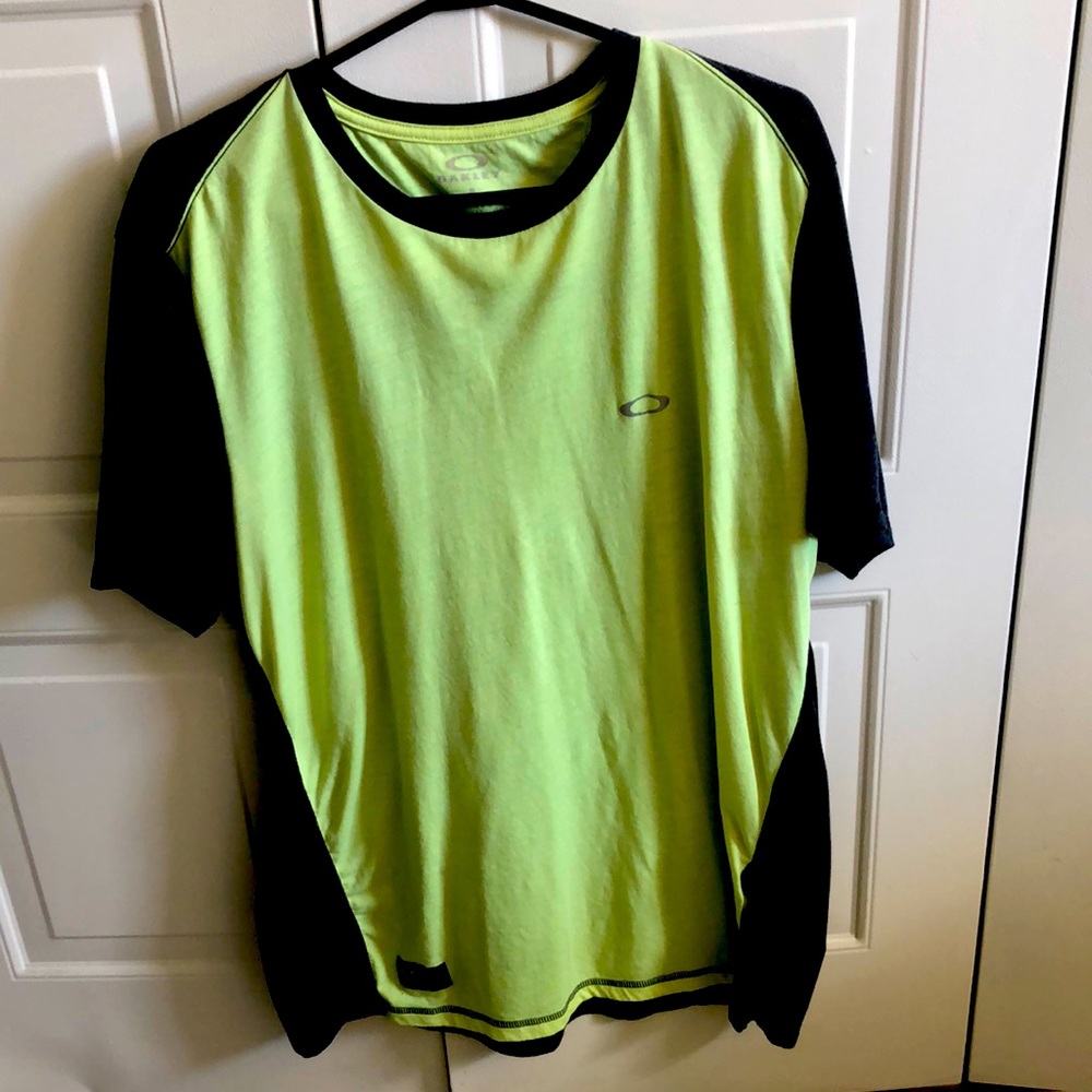 Barely used Oakley XL tee shirt regular fit.